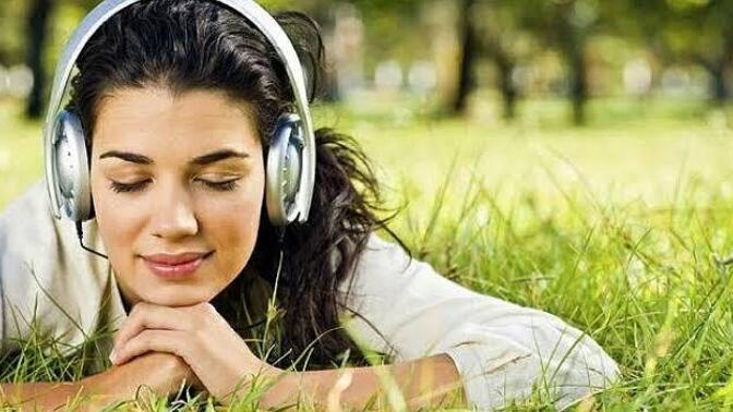 Kulağın müzik dinleme ihtiyacı hissettiği zaman ilk hangi şarkıyı açıp dinlersin?