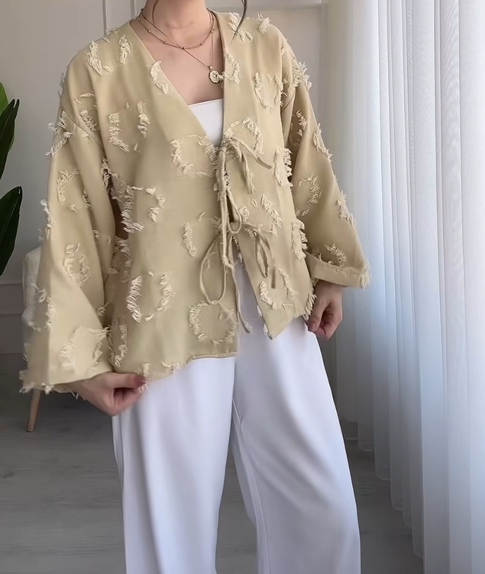 Üst nasıl sizce? açık birisiyim mankendeki gibi kombinlicem beyaz keten pantolonla altına?