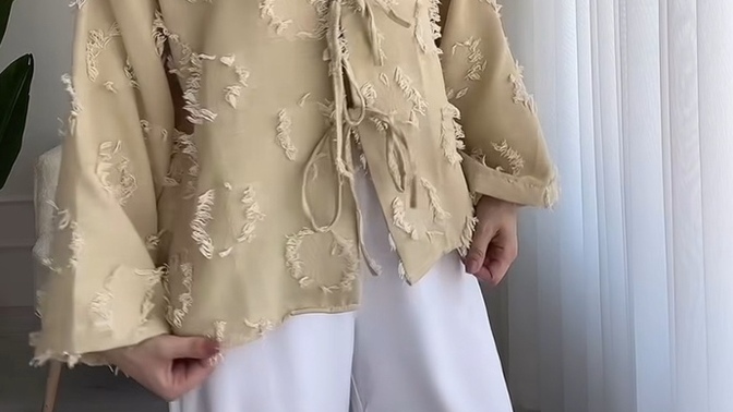 Üst nasıl sizce? açık birisiyim mankendeki gibi kombinlicem beyaz keten pantolonla altına?