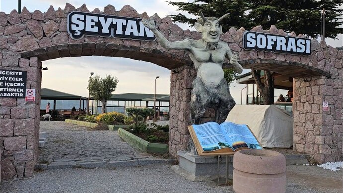 Gel vatandaş gel aç olanlara şeytan yemekleri veriyoruz :dd