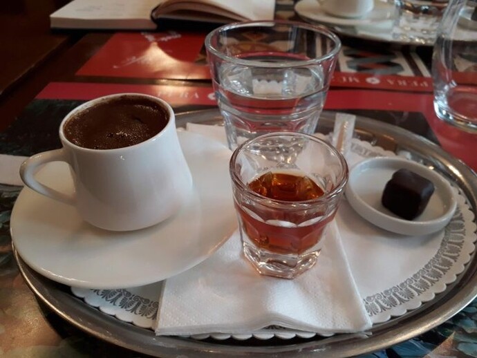 Türk kahvesinin yanına en çok neli likör yakışır?
