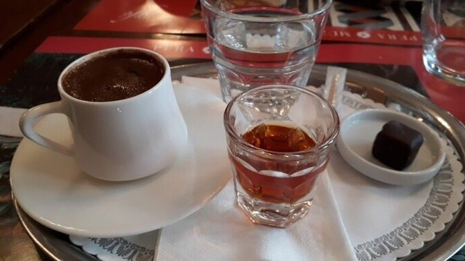 Türk kahvesinin yanına en çok neli likör yakışır?