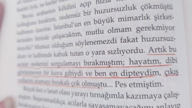 Ruh halin dipteyken kurtulmak için savaşır mısın, yoksa çözüm yolu aramaz, duygunun akışına mı kapılırsın?