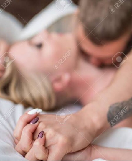 Teninize dokunan parmakların izini mi daha çok hissedersiniz, yoksa dudakların bıraktığı sıcaklığı mı?