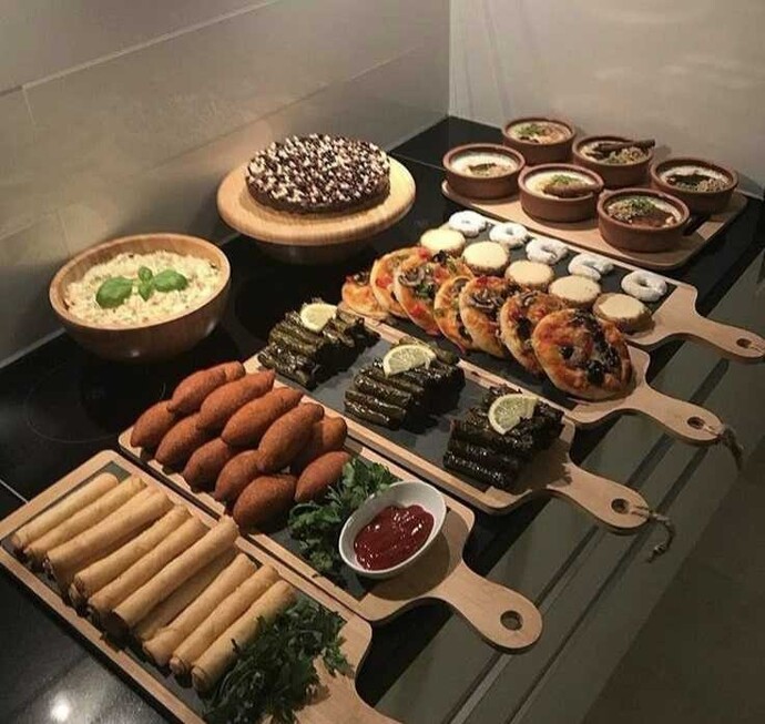 Görseldeki lezzetleri kimlerle paylaşmak isterdiniz?