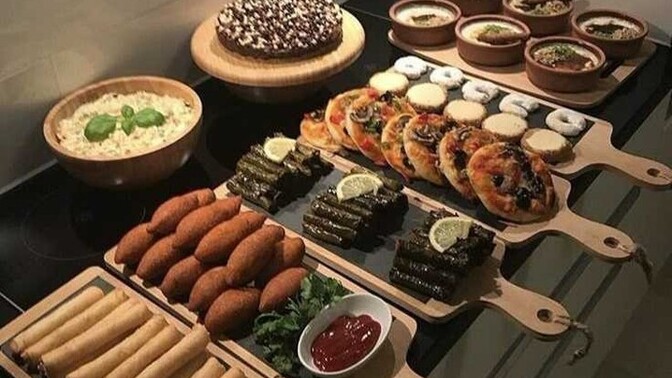 Görseldeki lezzetleri kimlerle paylaşmak isterdiniz?