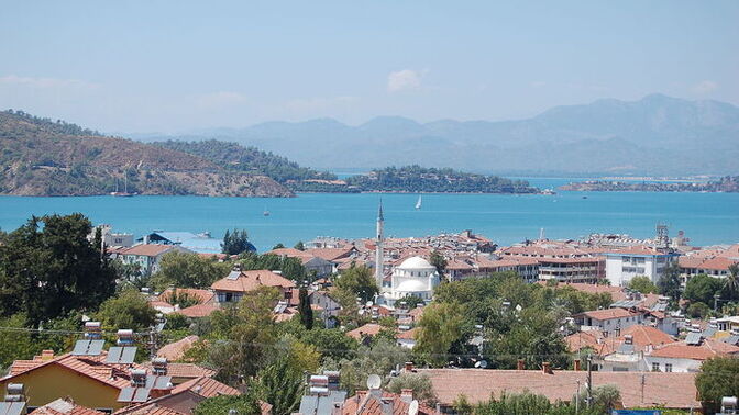 Fethiye'de bir işletme sahibi, "Haziran oldu ama hâlâ kimse yok" demiş. Yerli ve turist vatandaşlar sizce neden tatile gidemiyor?