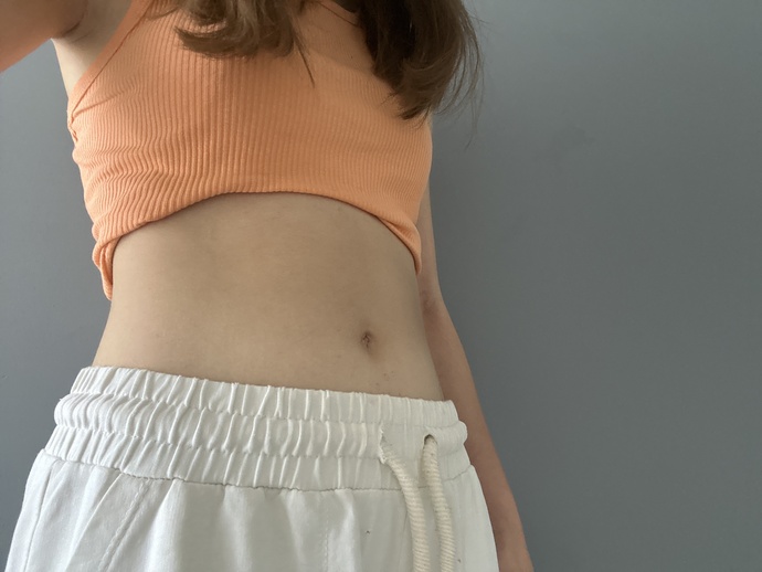 Sizce crop giysem göbeğim göze batar mi dışarıda göbeğim çıkmış mi?