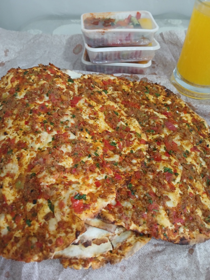 Bir oturuşta 10 lahmacun yiyebilir misiniz?