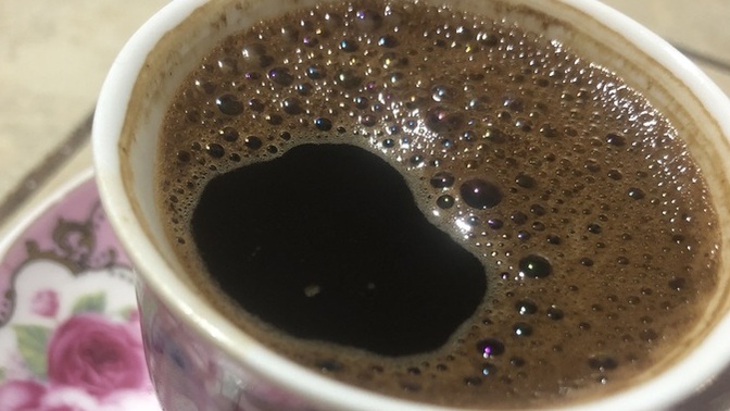 Bu kahvenin köpükleri neden renkli?