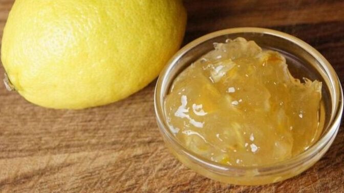 Yazın mutfağıma limon kabukları koyuyorum koku yapsın diye… Küçük şeylerle yazı hissetmek sana da iyi geliyor mu?