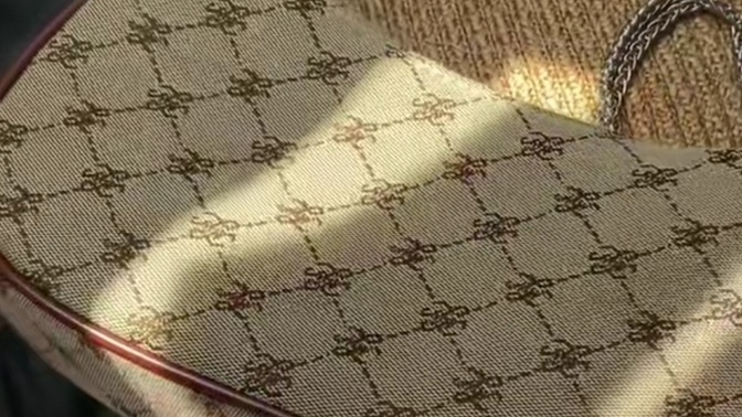 Bu çantanın markasını, orijinal mi yoksa çakma mı olduğunu anlayabilecek biri varsa yazabilir mi ve nasıl kombinlenir?