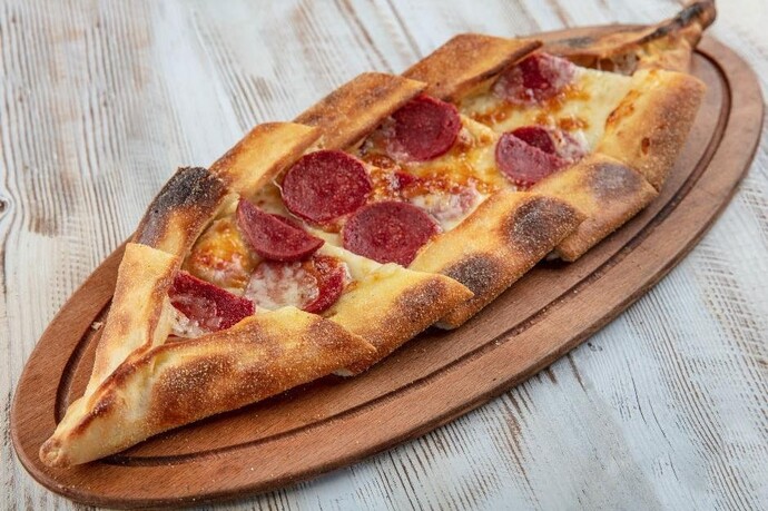 Kıymalı pide mi sucuklu pide mi?