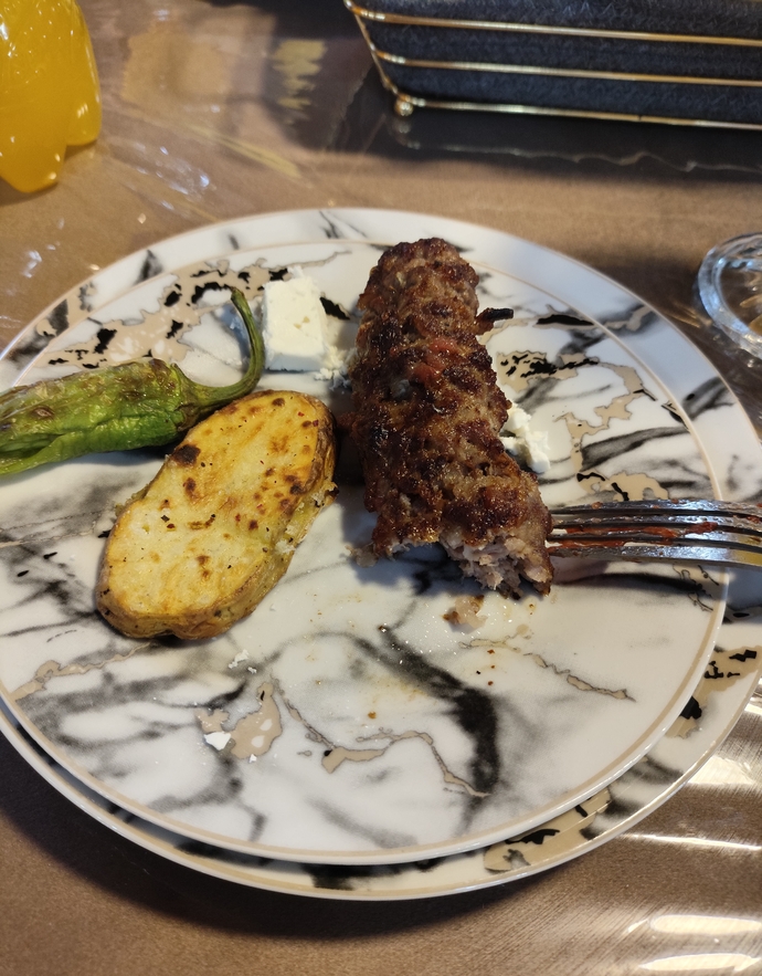 Misafirlikteyim tavuklu pilav bekliyordum şiş kebap yapmışlar sizce bu durumun ne kadar ayıp olduğunu onlara söylemeli miyim?