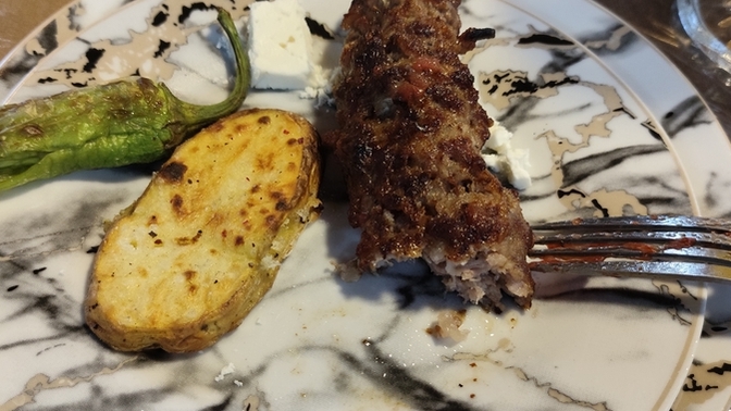 Misafirlikteyim tavuklu pilav bekliyordum şiş kebap yapmışlar sizce bu durumun ne kadar ayıp olduğunu onlara söylemeli miyim?