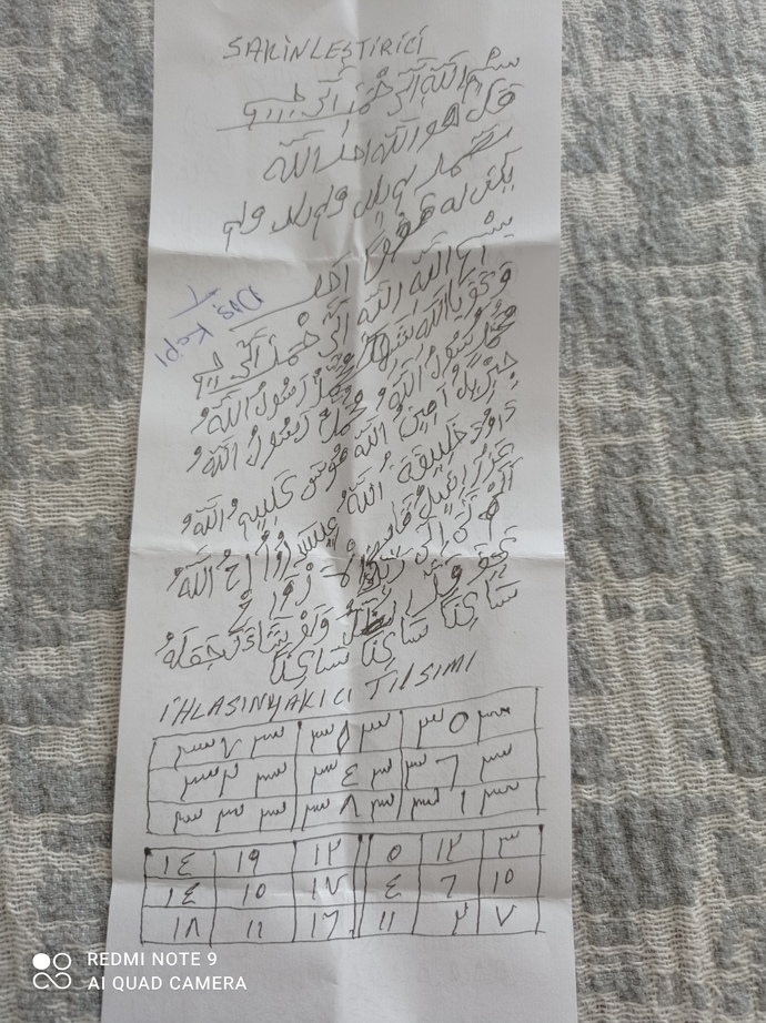 Allah hakkı için bu muskada ne yazıyor okurmusunuz anlayan birileri varsa?