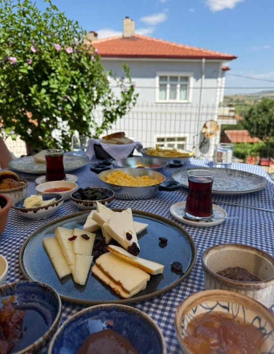 Saat 2 buçuk sizde kahvaltıyı geç mi yaparsınız?