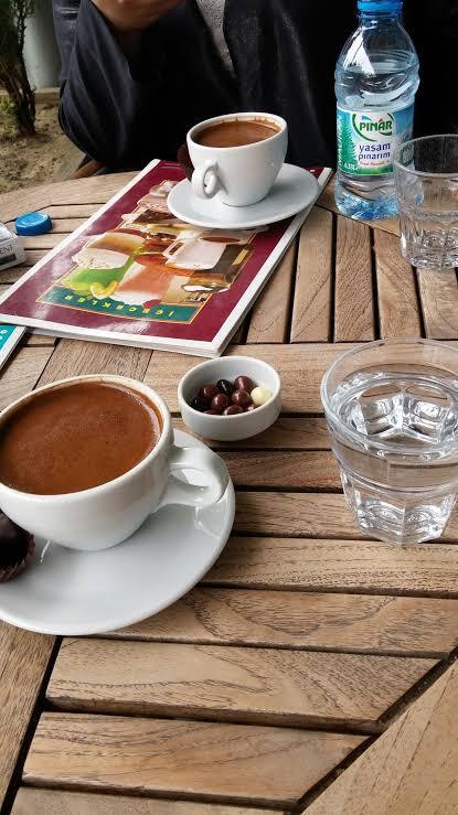 İlk buluşmada kahve içmek absürt mü?
