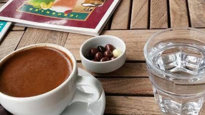 İlk buluşmada kahve içmek absürt mü?