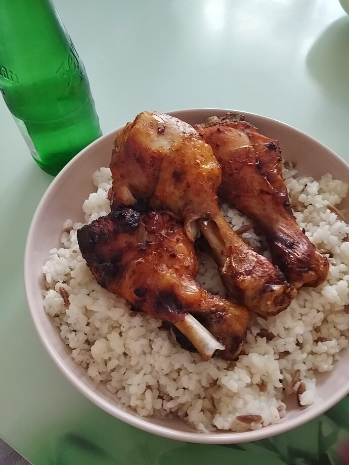 Ağırlık antremanından sonra brokoli ve salata yiyemezdim herhalde klasik tavuk pilav işte 😂