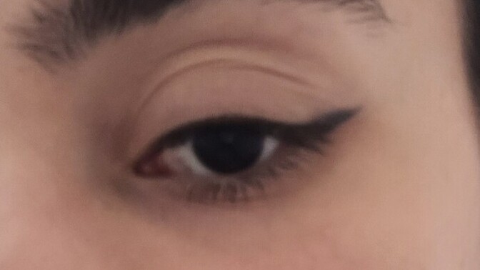Kizlar ilk kez eyeliner cektim olmus ku ne olur söyleyin bir de goz kapagim neden bu kadar sismis aw sebebi ne olabilir?