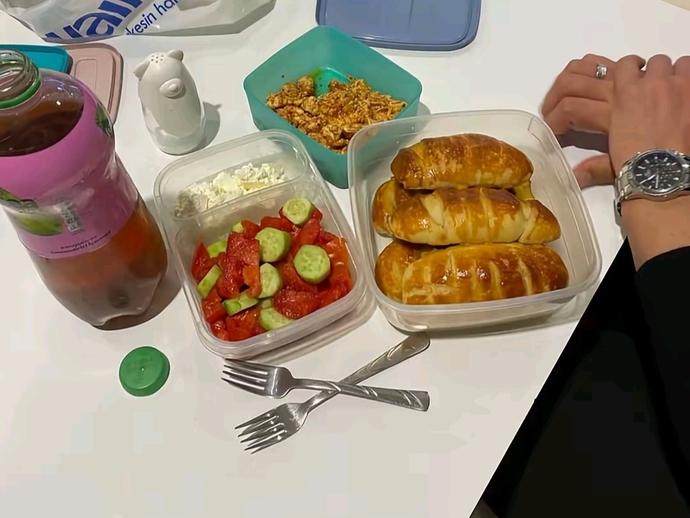 Erkek arkadaşım gece vardiyasında çalışıyor, ona yemek getirdim süpriz yapıp. Sizce içten de mutlu olmuş mudur?