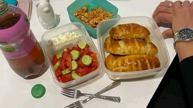 Erkek arkadaşım gece vardiyasında çalışıyor, ona yemek getirdim süpriz yapıp. Sizce içten de mutlu olmuş mudur?
