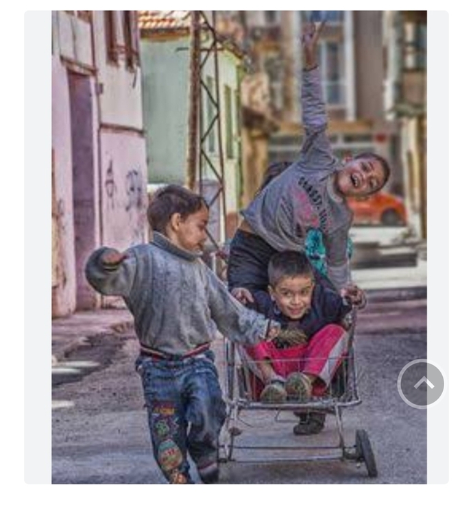 Gözünü kapat ve kendini geçmişindeki bir anda gör desem nerede, ne yaparken görüyorsun?