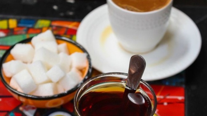Çayı/kahveyi şekerli mi içersin şekersiz mi?