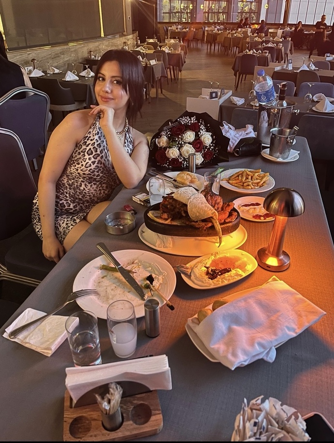 Bu masa eşliğinde evlenme teklifi aldım sizce yüz ifadem mutlu gibimi?