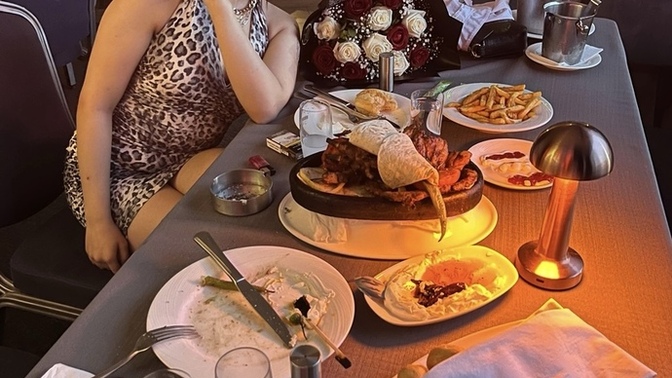 Bu masa eşliğinde evlenme teklifi aldım sizce yüz ifadem mutlu gibimi?