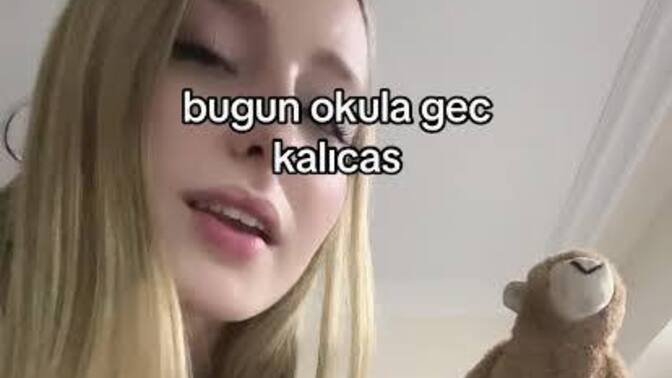 Saç tokasını ağzında tutturup saçlarını toplayan kız çekici midir?