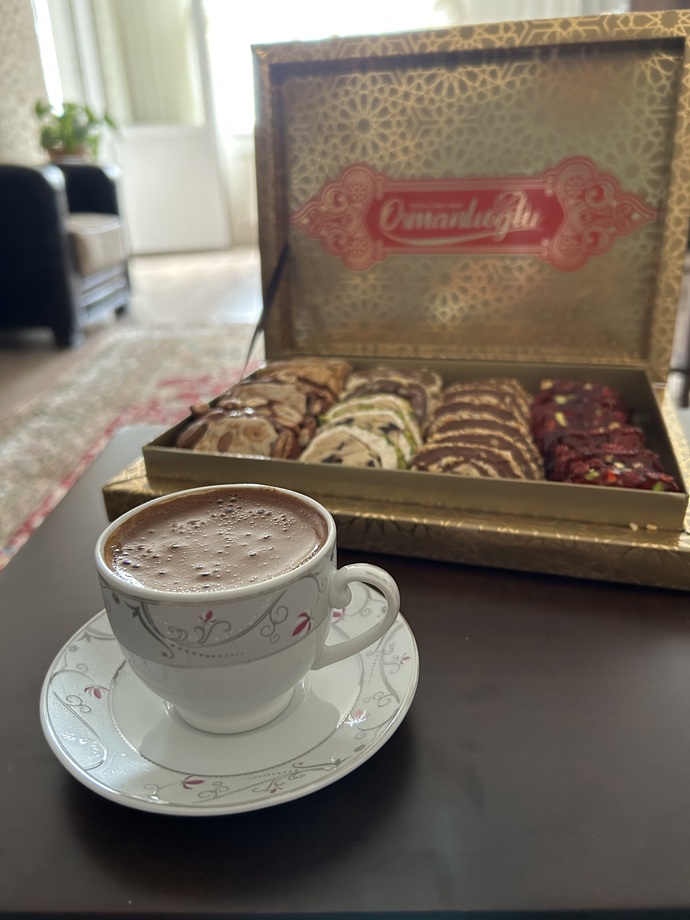 Kahvesini her zaman tek içen kadının kimseye ihtiyacı yok mudur?