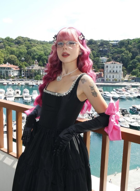 Uçuş uçuş pembe saçlar sever misin?