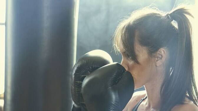 Kick Box yaparak stres atabiliyor musunuz, evinizde kum torbası var mı?