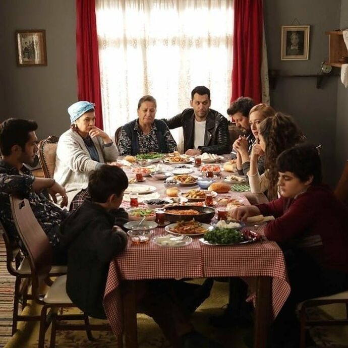 Eşinin ailesiyle aynı evde yaşar mısın?