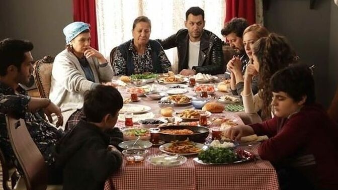 Eşinin ailesiyle aynı evde yaşar mısın?