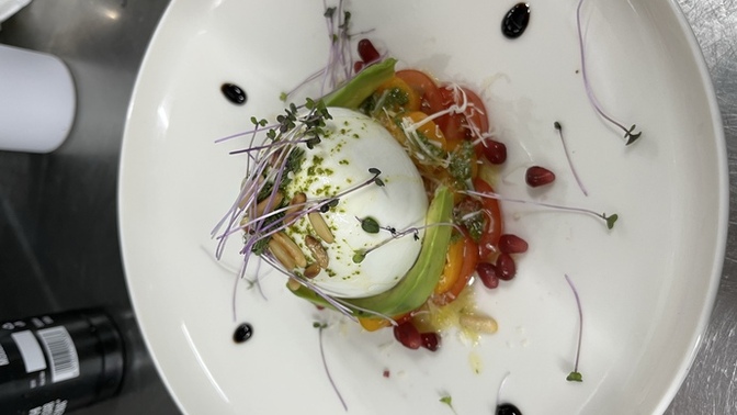 Burrata salatası yaptım sizler için , sever misiniz KS üyeleri?