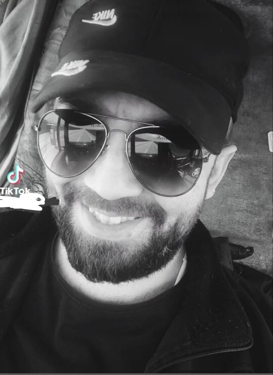 Şapkanın altı güneş gibi parlak o yüzden şapka takıyordum şapka iyidir ya dimi 😄?