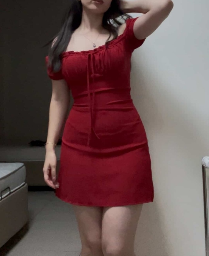 Bu elbise çok mu açık sizce? Sevgilim giyemezsin açık diyo?