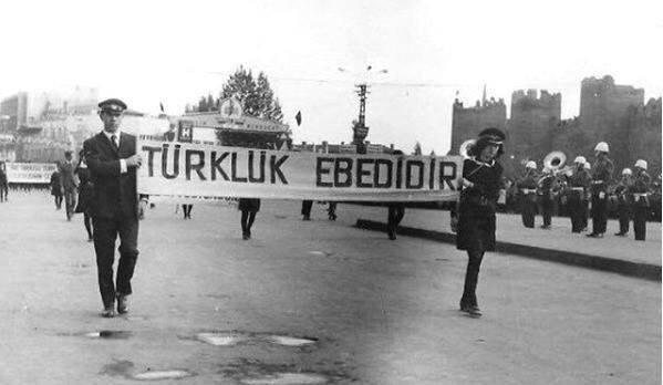 TÜRK kimliğini ile neden yok etmeye çalışıyorlar? Dertleri ne bunların?