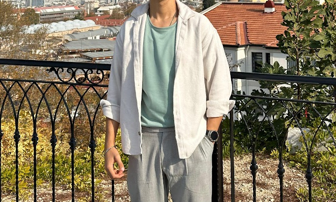 Erkekler neden böyle giyinmek yerine mavi kot pantolonla keko gibi geziniyorlar?