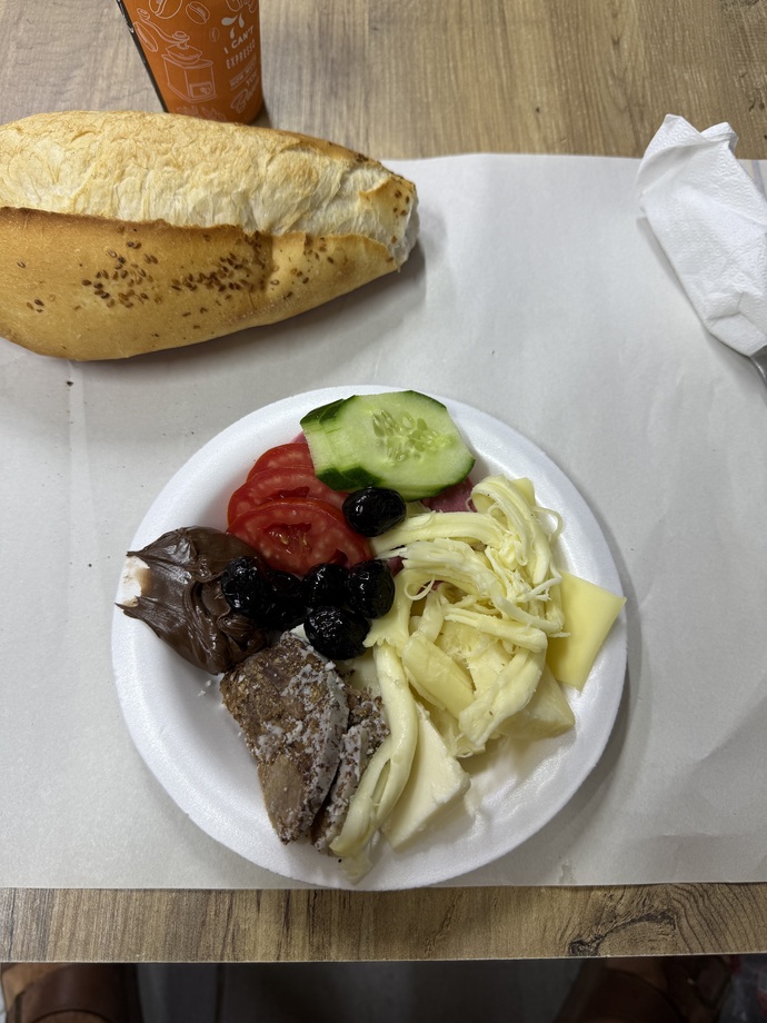 Günaydın. Bu kahvaltı tabağı 80 TL. Normal mi?