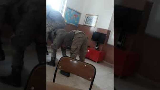 Üst dönem askerlerin alt dönem askerleri bu şekilde ezmeleri doğru mu?