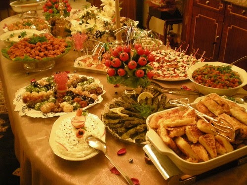 İsteme ve nişanım aynı anda olacak. İkram olarak meze, kanepe gibi yiyecekler uygun mu?