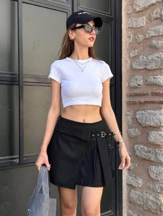 Crop modasını beğeniyor musunuz? Crop giyenlerden misiniz yoksa şu moda bir an önce tarihe gömülmeli diyenlerden mi?