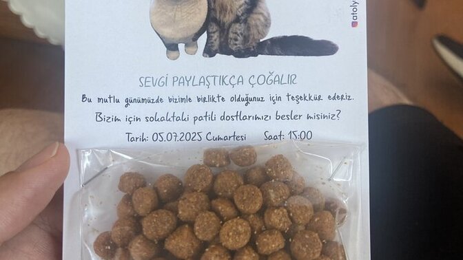 Düğün davetiyesi kedi maması vermişler çok güzel değil mi?