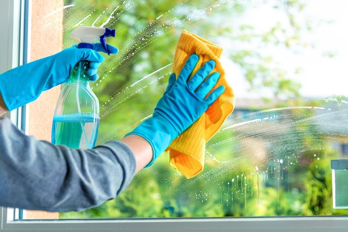 Cam silerken gazete mi kullanırsınız, mikrofiber bez mi?