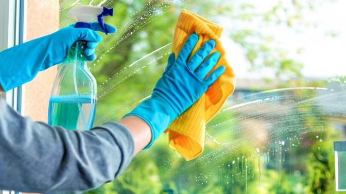 Cam silerken gazete mi kullanırsınız, mikrofiber bez mi?