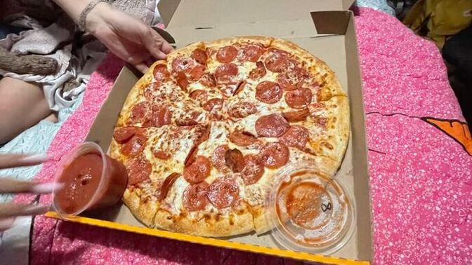 Bu saatte pizza yenirr mi?